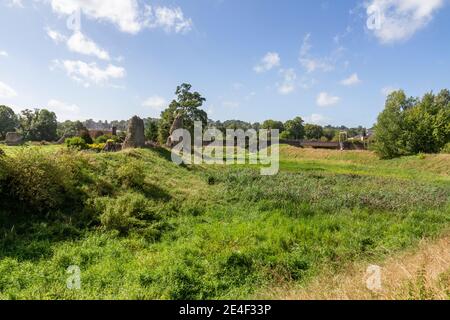 Der breite Graben von Beckhamsted Castle, einem motte-and-bailey Schloss in Berkhamsted, Hertfordshire, Großbritannien. Stockfoto