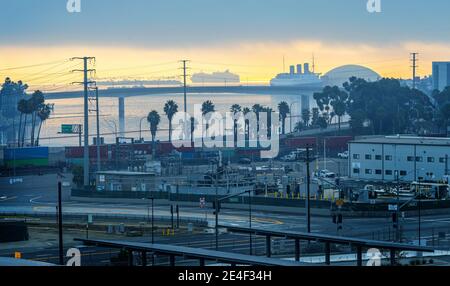 Dramatische Aussicht auf den Verkehrsknotenpunkt und Queensway Bay und Queen Mary Schiff in Long Beach, Kalifornien, USA Stockfoto