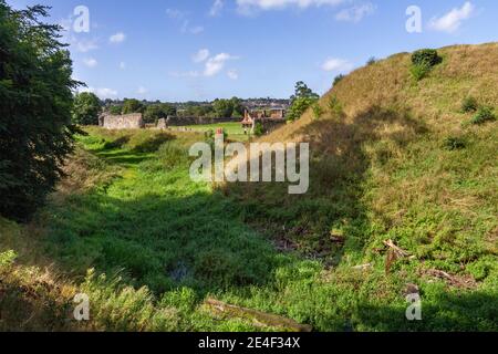 Der breite Graben von Beckhamsted Castle, einem motte-and-bailey Schloss in Berkhamsted, Hertfordshire, Großbritannien. Stockfoto