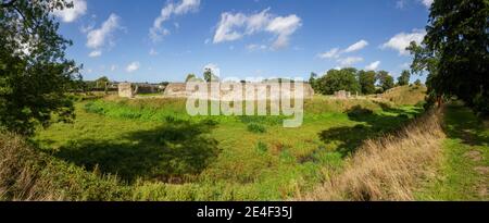 Panoramablick auf den großen Graben von Beckhamsted Castle, einem motte-and-bailey Schloss in Berkhamsted, Hertfordshire, Großbritannien. Stockfoto