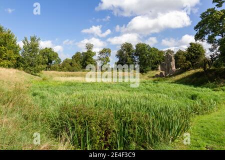 Der breite Graben von Beckhamsted Castle, einem motte-and-bailey Schloss in Berkhamsted, Hertfordshire, Großbritannien. Stockfoto