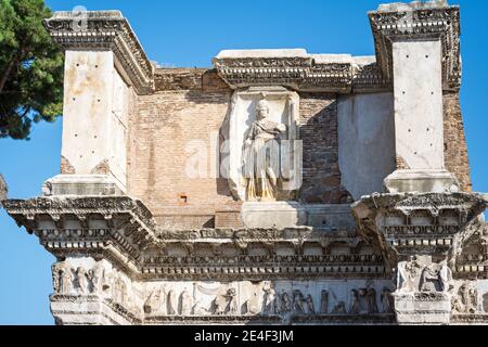 Das Forum von Nerva im Portikus des Tempels von Minerva mit einer Reliefskulptur der Göttin dahinter. Rom, Italien Stockfoto