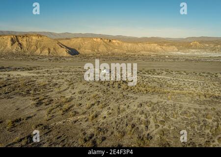 Offroad Camping Auto in der Wüste Tabernas Almeria Spanien Abenteuer Reisen sie nach europa Stockfoto