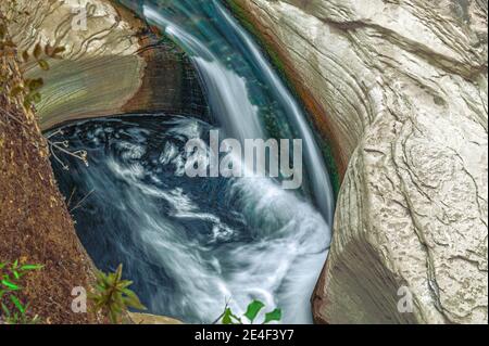 Die Marmitte dei Giganti oder Stromschnellen von Santa Lucia im Tal des Flusses Orta, Maiella Nationalpark. Abruzzen, Italien, Europa Stockfoto