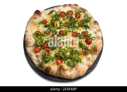 Pizza mit Mozzarella, gehackte Kirschtomaten, Mais und Rucola Salat isoliert auf weißem Hintergrund. Draufsicht, flach liegend Stockfoto