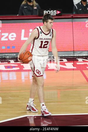 Norman, OK, USA. Januar 2021. Oklahoma Sooners Wache Austin Reaves (12) tropft den Ball auf den Platz während eines Basketballspiels zwischen den Kansas Jayhawks und Oklahoma Sooners im Lloyd Noble Center in Norman, OK. Gray Siegel/CSM/Alamy Live News Stockfoto