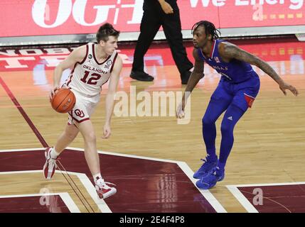 Norman, OK, USA. Januar 2021. Oklahoma Sooners Wache Austin Reaves (12) uns verteidigt von Kansas Jayhawks Wache Marcus Garrett (0) während eines Basketballspiels zwischen den Kansas Jayhawks und Oklahoma Sooners im Lloyd Noble Center in Norman, OK. Gray Siegel/CSM/Alamy Live News Stockfoto
