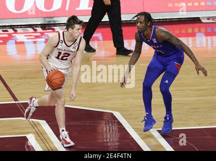 Norman, OK, USA. Januar 2021. Oklahoma Sooners Wache Austin Reaves (12) uns verteidigt von Kansas Jayhawks Wache Marcus Garrett (0) während eines Basketballspiels zwischen den Kansas Jayhawks und Oklahoma Sooners im Lloyd Noble Center in Norman, OK. Gray Siegel/CSM/Alamy Live News Stockfoto