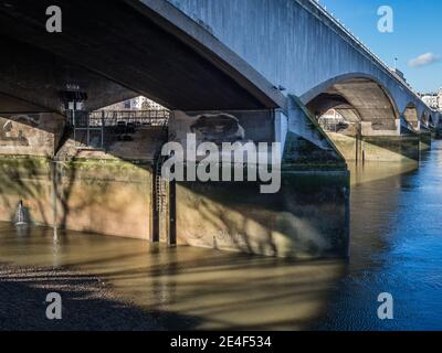 Waterloo Bridge in London von Licht und Schatten bedeckt. Stockfoto