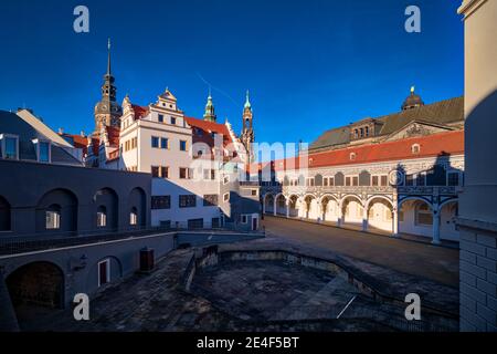 Der Hof Stallhof, der Hausmannsturm und der dahinter liegende Dom, meist ein belebter toristischer Ort, aber während der Corona-Beschränkungen leer. Stockfoto