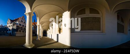 Panoramablick auf den Innenhof Stallhof, den Hausmannsturm und den dahinter liegenden Dom, meist ein belebter toristischer Ort, aber während der Corona RE leer Stockfoto