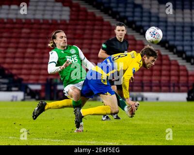 Hampden Park Stadium, Glasgow, Schottland, Großbritannien. 23. Januar 2021 Jackson Irvine of Hibernian Fouls Murray Davidson of St Johnstone während des Halbfinales des Betfred Cup gegen St Johnstone V Hibernian Credit: Alan Rennie/Alamy Live News Stockfoto