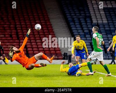 Hampden Park Stadium, Glasgow, Schottland, Großbritannien. 23. Januar 2021 Jamie Murphy aus Hibernian sieht seinen Schuss im Halbfinale des Betfred Cup gegen St Johnstone gegen Hibernian auf die Querlatte treffen Kredit: Alan Rennie/Alamy Live News Stockfoto