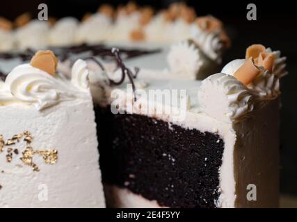 Guinesscake in Scheiben geschnitten mit weißem Buttercreme-Zuckerguss verziert Stockfoto