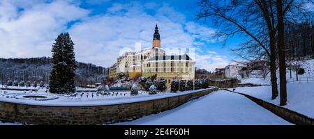 Panoramablick auf die Burg Weesenstein im Winter, der Park mit Schnee bedeckt. Stockfoto