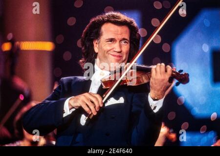 HILVERSUM, NIEDERLANDE - 04 APR, 1995 - Andre Rieu ist ein niederländischer Geiger und Dirigent, der vor allem für die Walzer-spielende Johann Strauss Orc bekannt ist Stockfoto