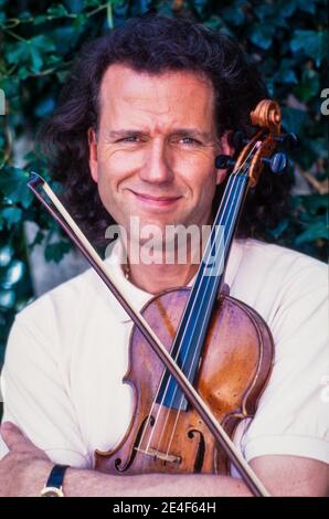 MAASTRICHT, NIEDERLANDE - 11. MAI 1996: Andre Rieu ist ein niederländischer Violinist und Dirigent, der vor allem für den Walzer Johann Strauss Orc bekannt ist Stockfoto