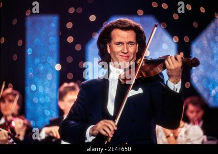 HILVERSUM, NIEDERLANDE - 04 APR, 1995 - Andre Rieu ist ein niederländischer Geiger und Dirigent, der vor allem für die Walzer-spielende Johann Strauss Orc bekannt ist Stockfoto