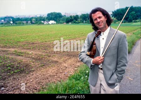 MAASTRICHT, NIEDERLANDE - 11. MAI 1996: Andre Rieu ist ein niederländischer Violinist und Dirigent, der vor allem für den Walzer Johann Strauss Orc bekannt ist Stockfoto