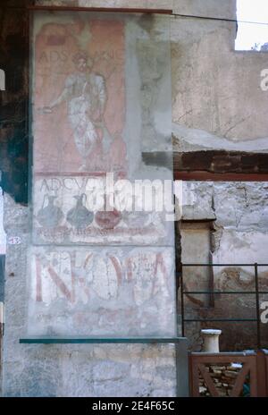 Ruinen der römischen Stadt Herculaneum (Ercolano) in Kampanien, Italien, begraben unter vulkanischer Asche zur gleichen Zeit wie Pompeji. Gut erhaltenes Ladenschild. Archivscan von einem Dia. April 1970. Stockfoto