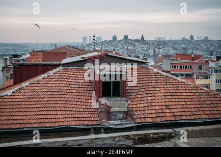 TÜRKEI, ISTANBUL, 14. DEZEMBER 2018: Altes Ziegeldach und Blick auf Istanbul Stockfoto