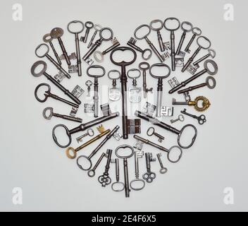 Herzform aus antiken Schlüsseln für Valentinstag Stockfoto