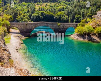 Atemberaubende Aussicht auf den See San Domenico und seine berühmte Brücke in Schützenschluchten, Villalago, Abruzzen Nationalpark, Mittelitalien eingebettet Stockfoto