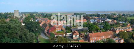 Panoramablick auf das Küstendorf Suffolk von Orford Stockfoto