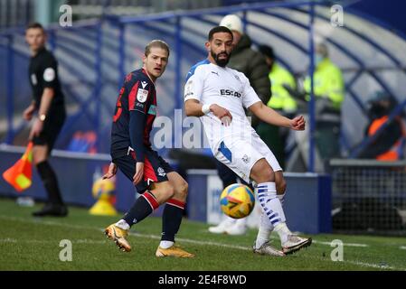 Birkenhead, Großbritannien. Januar 2021. Lloyd Isgrove von Bolton Wanderers (l) und Liam Feeney von Tranmere Rovers in Aktion. EFL Skybet Football League Two Match, Tranmere Rovers gegen Bolton Wanderers im Prenton Park, Birkenhead, Wirral am Samstag, 23. Januar 2021. Dieses Bild darf nur für redaktionelle Zwecke verwendet werden. Nur redaktionelle Verwendung, Lizenz für kommerzielle Nutzung erforderlich. Keine Verwendung in Wetten, Spiele oder ein einzelner Club / Liga / Spieler Publikationen.pic von Chris Stading / Andrew Orchard Sport Fotografie / Alamy Live News Kredit: Andrew Orchard Sport Fotografie / Alamy Live News Stockfoto