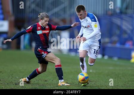 Birkenhead, Großbritannien. Januar 2021. Lloyd Isgrove von Bolton Wanderers (l) will Calum MacDonald von Tranmere Rovers angehen. EFL Skybet Football League Two Match, Tranmere Rovers gegen Bolton Wanderers im Prenton Park, Birkenhead, Wirral am Samstag, 23. Januar 2021. Dieses Bild darf nur für redaktionelle Zwecke verwendet werden. Nur redaktionelle Verwendung, Lizenz für kommerzielle Nutzung erforderlich. Keine Verwendung in Wetten, Spiele oder ein einzelner Club / Liga / Spieler Publikationen.pic von Chris Stading / Andrew Orchard Sport Fotografie / Alamy Live News Kredit: Andrew Orchard Sport Fotografie / Alamy Live News Stockfoto