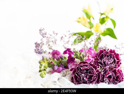 Selektiver Fokus auf Anordnung von frischen Frühlingsblumen , Schuss für Kopierraum für Karten, Veranstaltungen oder Nachrichten , Creme einfachen Hintergrund. Stockfoto