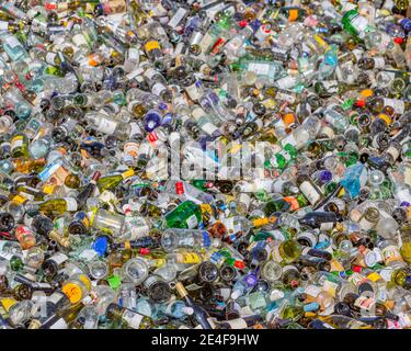 Alle Arten von Glas in einem Stapel zum Recycling Stockfoto