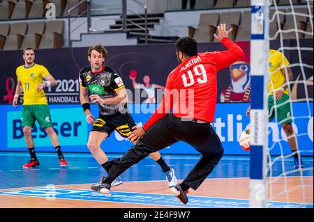 Wedian, Ägypten. Januar 2021. Handball, WM, Deutschland - Brasilien, Main Round, Gruppe 1, Matchday 2: Deutschlands Uwe Gensheimer punktet gegen Brasiliens Torwart Guilherme Silva. Kredit: Sascha Klahn/dpa/Alamy Live Nachrichten Stockfoto