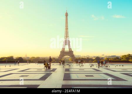 Paris, Frankreich - 16. Juni 2019 : Eiffelturm im Sommer. Romantischer Reisehintergrund. Der Eiffelturm ist ein traditionelles Symbol für paris und Liebe. Stockfoto