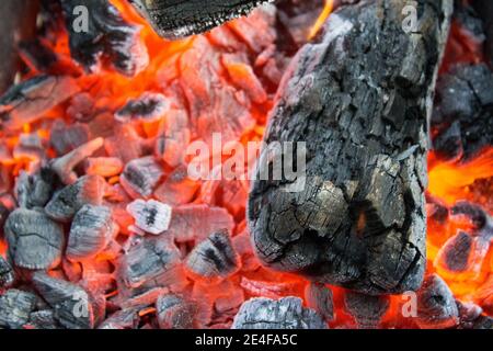 Schwelkohle in Grillnähe Stockfoto