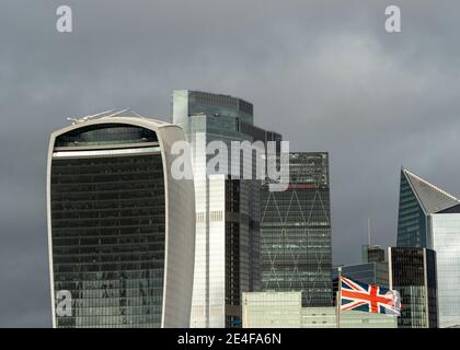Skyline der Stadt London, Gebäude aus Glas, Finanzviertel Square Mile und die Union Jack-Flagge auf bewölktem Himmel, Großbritannien Stockfoto