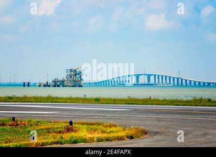 Eine Erdgasplattform und die Dauphin Island Bridge sind vom Flughafen Jeremiah Denton am 7. Mai 2010 in Dauphin Island, Alabama, aus zu sehen. Stockfoto