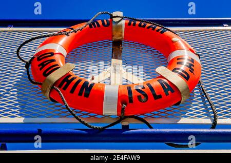 Ein Rettungsring hängt an der Mobile Bay Ferry, 6. März 2016, auf Dauphin Island, Alabama. HMS Global Maritime betreibt täglich bis zu zwei Fähren. Stockfoto