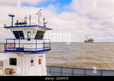 Die Mobile Bay Ferry fährt am 4. März 2016 in Dauphin Island, Alabama, an einer Erdgasstation vorbei. HMS Global Maritime betreibt täglich bis zu zwei Fähren. Stockfoto