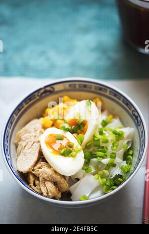 Japanische Ramen-Nudelsuppe mit Huhn, Mais, Frühlingszwiebeln, Reisnudeln Stockfoto