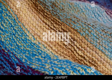 Gestrickte mehrfarbige Wolle handgemachte Karo, Nahaufnahme, kreative Hintergrund. Stockfoto