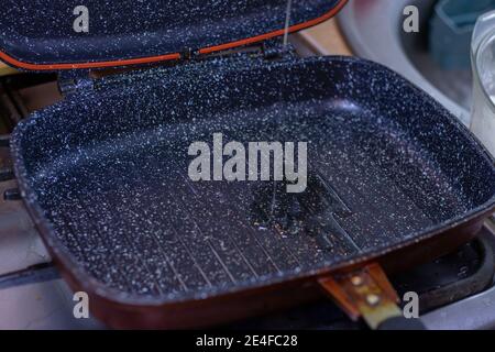 Gerade Pfanne auf einem Gasherd in der Küche Stockfoto