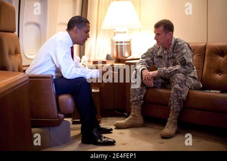 Präsident Barack Obama spricht am 2. Oktober 2009 mit dem Armeegeneral Stanley McChrystal an Bord der Air Force One in Kopenhagen, Dänemark. Foto von Pete Souza/White House/ABACAPRESS.COM (im Bild: Barack Obama, Stanley McChrystal) Stockfoto