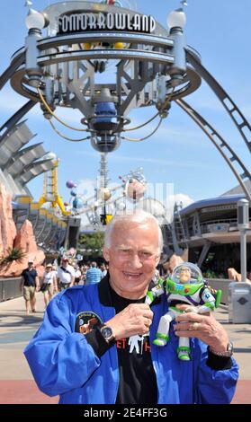 Apollo 11 Astronaut Buzz Aldrin posiert mit dem 12 Zoll großen Buzz Lightyear Spielzeug, das 15 Monate im Weltraum an Bord der Internationalen Raumstation (ISS) im Magic Kingdom in Lake Buena Vista, FL, USA am 2. Oktober 2009 verbracht. Aldrin und das Spielzeug des Raumfahrers wurden von ISS Expedition 18 Astronaut Michael Fincke in einer feierlichen Heimparade vor Tausenden von Gästen im Walt Disney World Themenpark begleitet. Disney Parks und die NASA schickten das Spielzeug Buzz Lightyear im Jahr 2008 als Teil einer Bildungsinitiative ins All, um Studenten zu ermutigen, Studien in Wissenschaft, Technologie und Technik zu verfolgen Stockfoto