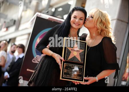 Crystal Gayle wird mit dem 2.390. Star auf dem Hollywood Walk of Fame geehrt. Los Angeles, Kalifornien am 2. Oktober 2009. Foto von Lionel Hahn/ABACAPRESS.COM (im Bild: Crystal Gayle, Tanya Tucker) Stockfoto