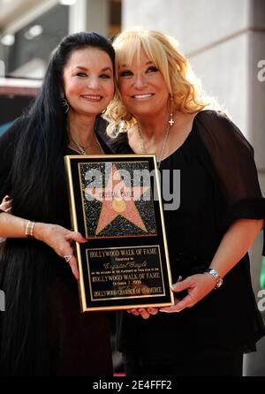 Crystal Gayle wird mit dem 2.390. Star auf dem Hollywood Walk of Fame geehrt. Los Angeles, Kalifornien am 2. Oktober 2009. Foto von Lionel Hahn/ABACAPRESS.COM (im Bild: Crystal Gayle, Tanya Tucker) Stockfoto