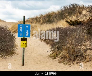 Ein Schild an einem Meeresstrand, das anzeigt, wie man es benutzt Ein Weg zum Strand Stockfoto