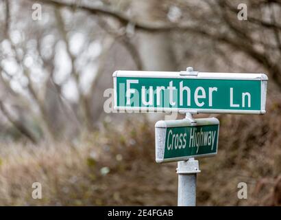 Straßenschild für Further Lane und Cross Highway in Amagansett, NY Stockfoto