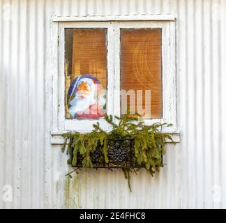 Bild des Weihnachtsmannes im Fenster eines alten Haus Stockfoto