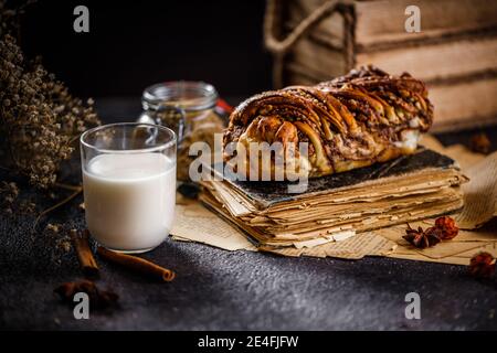 Brioche oder traditionelle polnische Babka-Torte Stockfoto